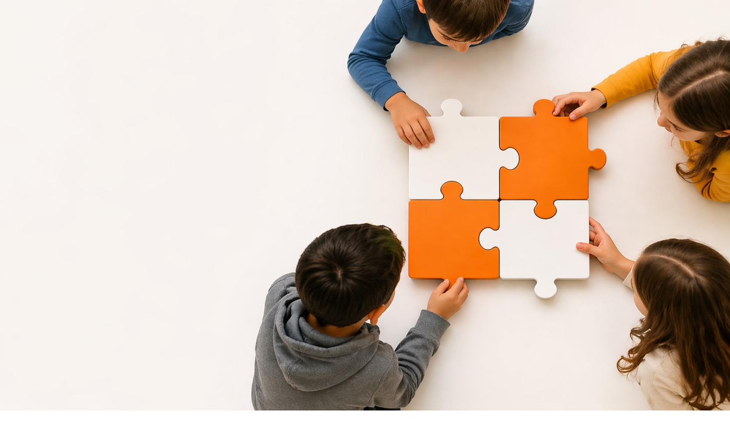 Deti skladajú puzzle a učia sa hrou
